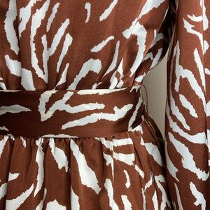 Dress size S, waist tie, lined, button cuff, super cute! Smoke/pet free home!